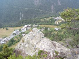 Panorama sulla frazione di Covarey dal punto terminale della ferrata (17894 bytes)